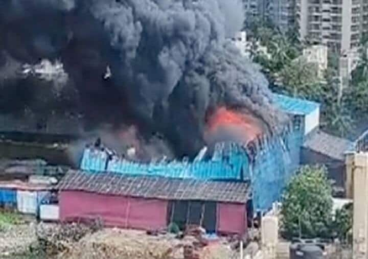 Video Massive Fire At Shopping Area In Mumbai Andheri Watch video: ஷாப்பிங் மாலில் பயங்கர தீ விபத்து... கரும்புகையால் கட்டுப்படுத்த தடுமாறும் தீயணைப்பு வீரர்கள்