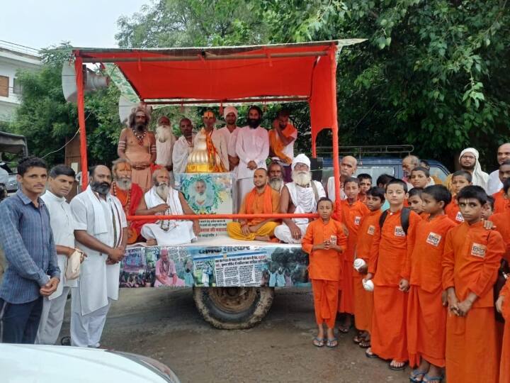 राजस्थान के भरतपुर जिले की डीग उपखण्ड के गांव पसोपा में इलाके की पहाड़ियों से खनन कार्य बंद करने की मांग को लेकर विजय दास ने आत्मदाह कर लिया था. बता दें कि 550 दिन से धरना दे रहे साधु संतों के बीच विजय दास ने 20 जुलाई को आत्मदाह की थी. उनके पार्थिव शरीर का अंतिम संस्कार मथुरा के बरसाने में किया गया था. लेकिन बाबा विजय दास की अस्थि कलश रथ यात्रा लेकर साधु संत बरसाने से रवाना होकर शुक्रवार को भरतपुर के कामा पहुंचे.