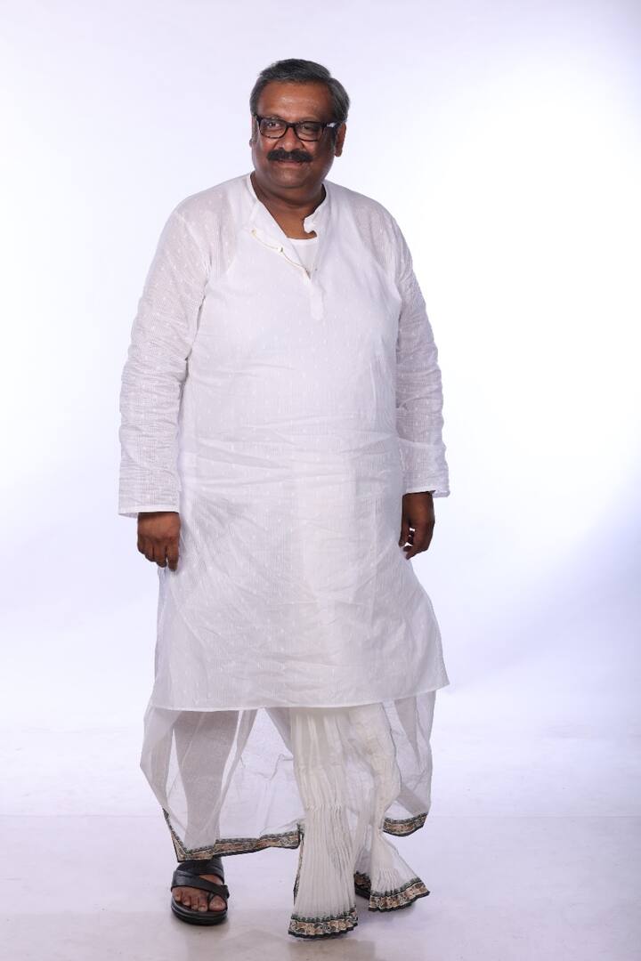 প্রকাশ্যে এসেছে কৌশিক গঙ্গোপাধ্যায় ও চূর্ণি গঙ্গোপাধ্যায়ের লুকও। দুজনকেই বেশ অন্যরকম দেখাচ্ছে। ছবিতে তাঁদের চরিত্রের নাম অমর্ত্য ও বিজয়া।