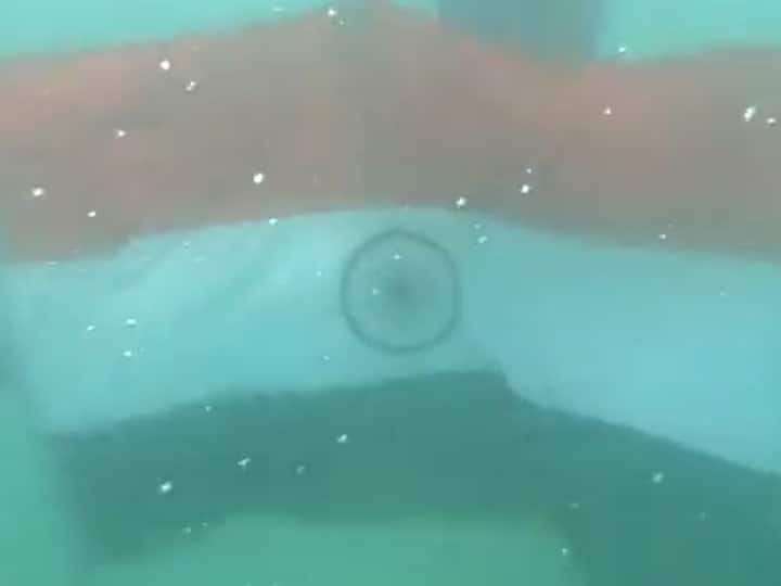 Har Ghar Tiranga: Coast Guard hoists the tricolor in a spectacular manner in water, watch video
