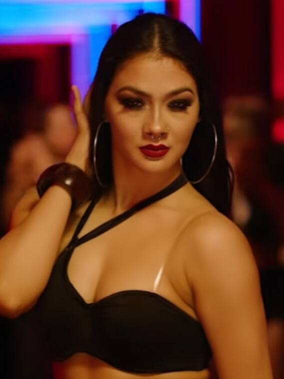 नम्रता का इठलाता अंदाज बढ़ा रहा है इंटरनेट का तापमान