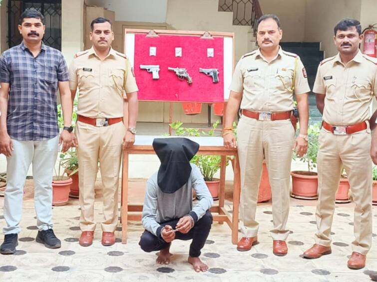 A villager selling fake pistols was arrested in Baramati Pune- Baramati Crime News: गावठी बनावटीचे पिस्टल विक्री करणाऱ्याला बारामतीत अटक