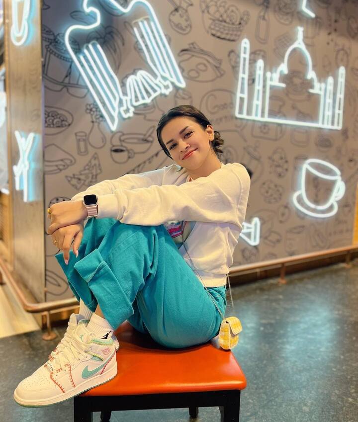 हाल ही में अवनीत कौर ने इंस्टाग्राम पर अपनी तस्वीरें शेयर की हैं. इन तस्वीरों में एक्ट्रेस का बेहद ही क्यूट अंदाज देखने को मिल रहा है.