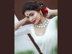 Dharsha gupta: சேலை கட்டிய நிலவே...நடிகை தர்ஷா குப்தாவின் போட்டோஸ்!