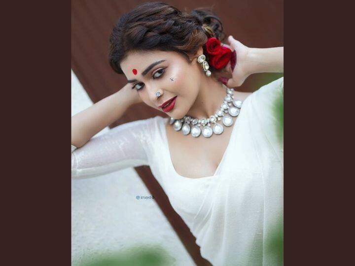 மழை வர போகுதே துளிகளும் தூறுதே..