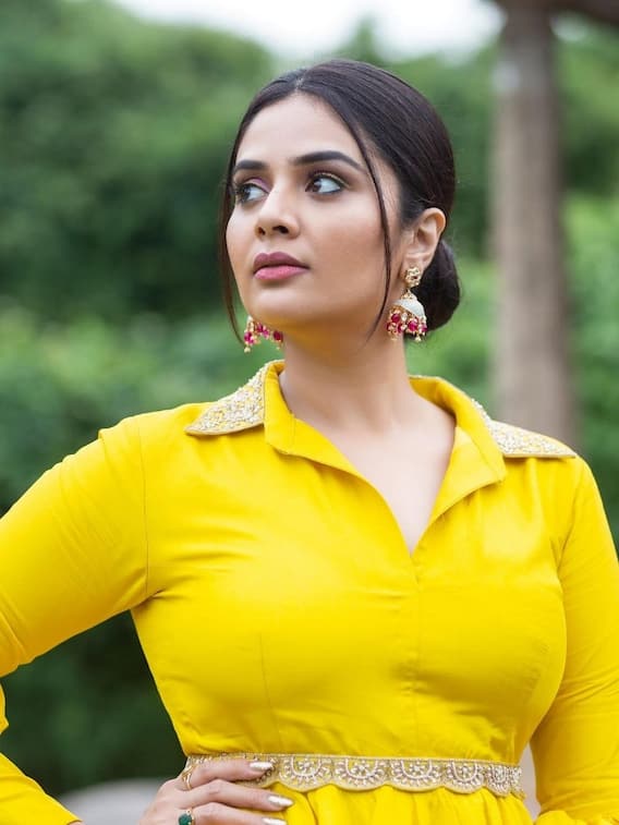 పసుపు డ్రెస్‌లో ‘పటాస్’ బ్యూటీ శ్రీముఖి, రాములమ్మ అందమే అందం!