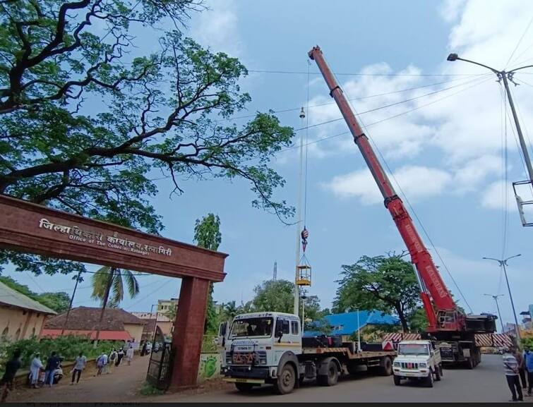 Ratnagiri News Independence day 15 August Tiranga Flag 5 lakh rupees for repair of the flagpole was rejected by the crane owner Ratnagiri : देशभक्तीचं अनोखं उदाहरण; ध्वजस्तंभाच्या दुरूस्तीसाठीचे 5 लाख रुपये क्रेनवाल्यानं नाकारले!