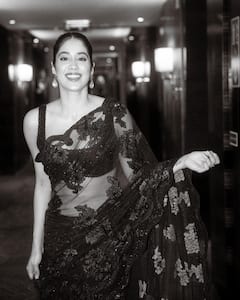Janhvi kapoor Photos: கற்பூர கன்னிகையே வாராய்... ஜான்வி கபூரின் அசத்தல் க்ளிக்ஸ்!