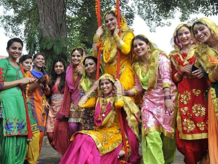 160813) -- AMRITSAR (INDIA), Aug. 13, 2016 -- College girls wearing  traditional Punjabi dresses dance during the celebration of Teej Festival  in Amritsar, India, Aug. 13, 2016. Teej is a generic name