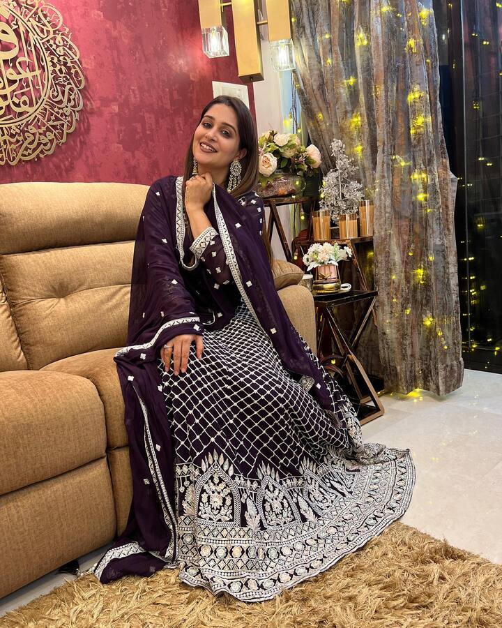 एक्ट्रेस दीपिका कक्कड़ (Dipika Kakar) वर्तमान समय में पति शोएब इब्राहिम के साथ एक खुशहाल शादीशुदा जीवन बिता रही हैं. हालांकि, उनकी भी पहली शादी टूट चुकी है. दीपिका ने रौनक सैमसन से 2011 में शादी की थी और 2015 में वे अलग हो गए थे.
