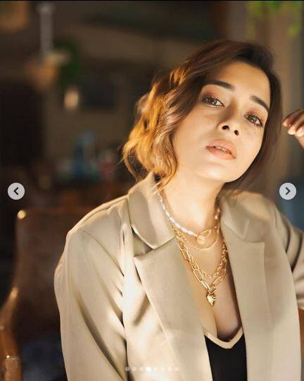 ਖਾਸ ਗੱਲ ਇਹ ਹੈ ਕਿ ਅਭਿਨੇਤਰੀ ਦੇ ਬਰੇਲੇਟ ਦਾ ਗਲਾ ਇੰਨਾ ਡੂੰਘਾ ਹੈ ਕਿ ਤਸਵੀਰਾਂ 'ਚ ਡੀਪਨੇਕ ਲੋਕਾਂ ਦਾ ਧਿਆਨ ਆਪਣੇ ਵੱਲ ਖਿੱਚ ਰਿਹਾ ਹੈ। ਇਸ ਕੋਟ-ਪੈਂਟ ਨੂੰ ਪਹਿਨ ਕੇ ਟੀਨਾ ਕੈਮਰੇ ਦੇ ਸਾਹਮਣੇ ਆਪਣੇ ਸਟਾਈਲ ਦਾ ਜਾਦੂ ਚਲਾਉਂਦੀ ਨਜ਼ਰ ਆਈ।