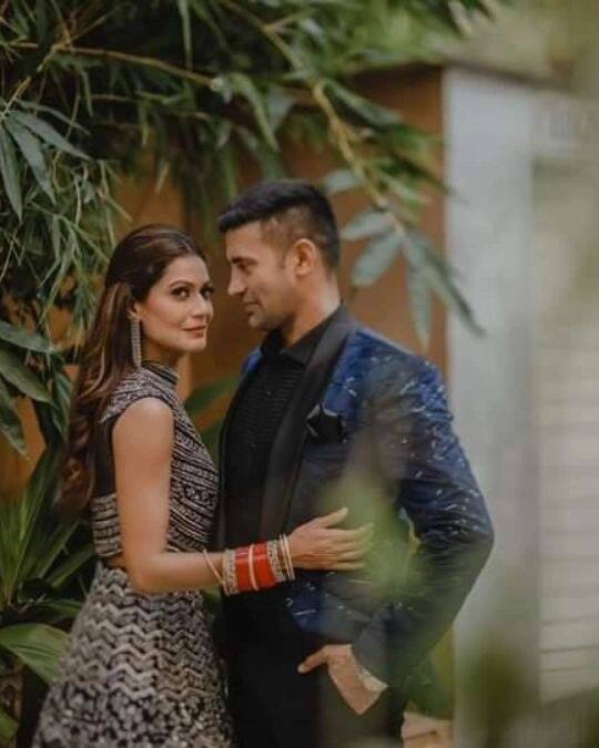 रिसेप्शन में हमेशा की तरह पायल और संग्राम साथ में खूब जंच रहे थे. उनकी प्रेम कहानी का सफर उतना आसान नहीं रहा है, मगर यह शादी की मंजिल तक पहुंच ही गया.