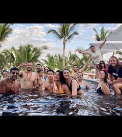 અમેરિકામાં ફ્રેન્ડ સાથે મસ્તી કરતી જોવા મળી પ્રિયંકા, આપ્યા કિલ્લર પોઝ