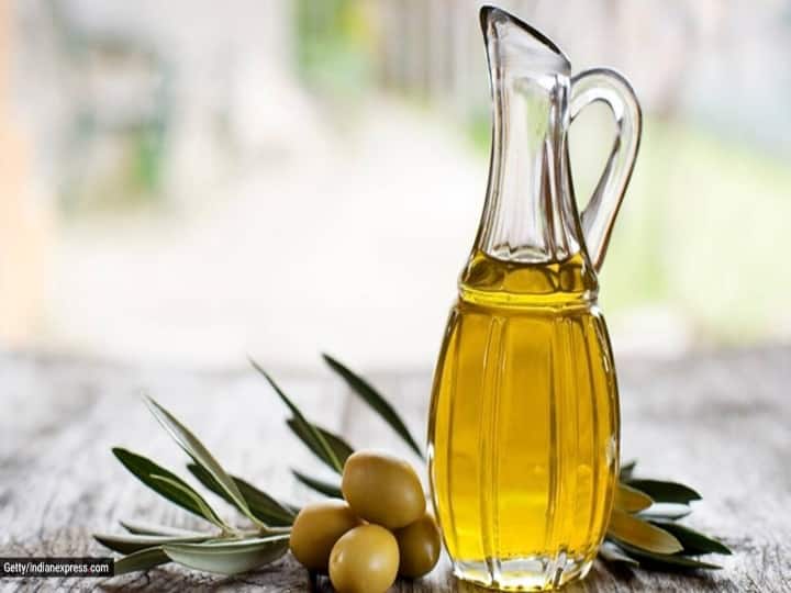 How to get rid of Dandruff naturally with olive oil ஆலிவ் ஆயில் தடவி பாருங்க! பொடுகு இருந்த இடம் தெரியாம ஓடிடும்...!