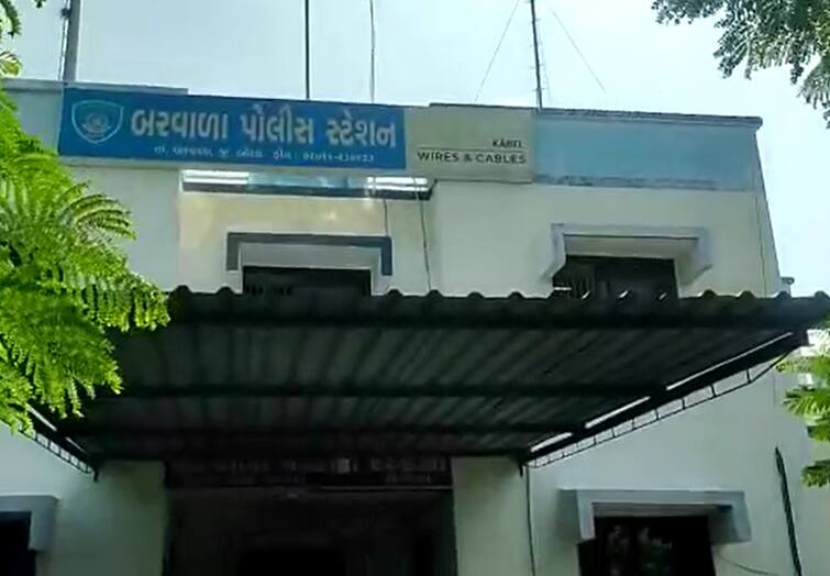 બોટાદ લઠ્ઠાકાંડમાં મોટી કાર્યવાહી, 12 પોલીસ કર્મચારીઓની અલગ અલગ જિલ્લાઓમાં બદલી Major action in Botad Latthakand, 12 police personnel transferred to different districts બોટાદ લઠ્ઠાકાંડમાં મોટી કાર્યવાહી, 12 પોલીસ કર્મચારીઓની અલગ અલગ જિલ્લાઓમાં બદલી