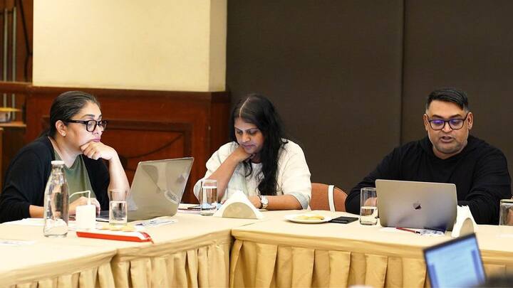 'सैम बहादुर' की टीम के साथ ये कीमती वक्‍त की तस्‍वीरें शेयर करते हुए विक्‍की ने लिखा है, ''“Reading together, a story we are honoured to tell. Of a Soldier and a Gentleman. Our Samबहादुर.”