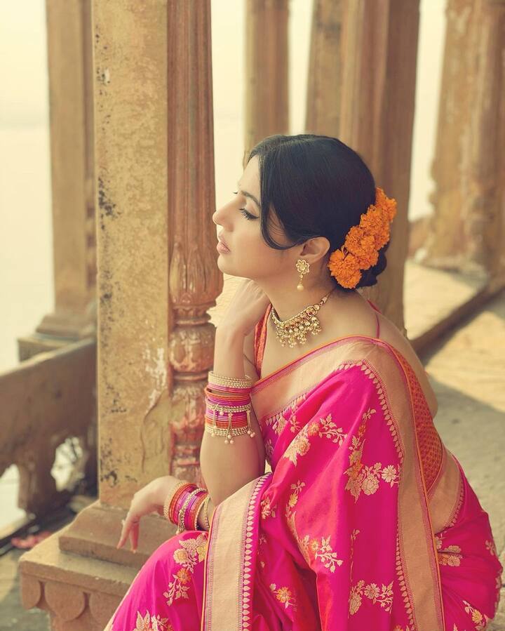 दिव्या फिल्मों के अलावा कई म्यूजिक वीडियो में भी अपने डांस से फैंस का दिल जीत चुकी हैं. 'याद पीया की आने लगी', 'तेरी आंखों में', 'बेशरम बेवफा' और 'डिजाइनर' उनके कुछ पॉपुलर सॉन्ग हैं.