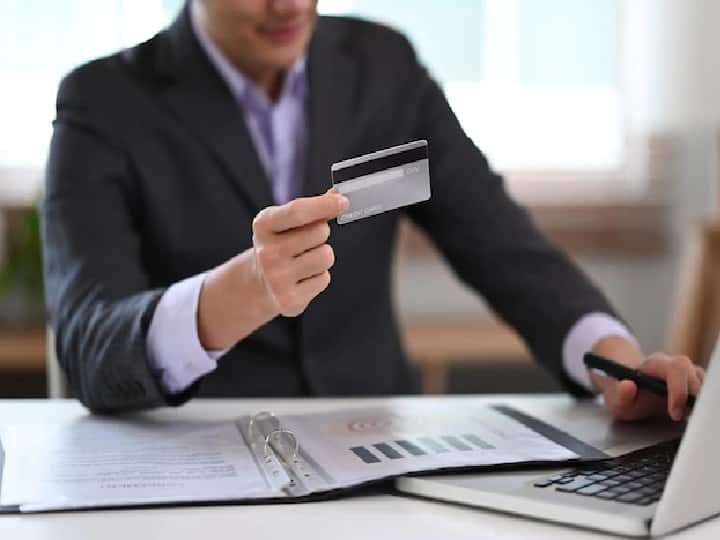 ATM Card Insurance benefits and know how to claim for it ATM Card Benefits: आपके एटीएम कार्ड पर मिलता है 5 लाख रुपये तक का इंश्योरेंस! जानें क्लेम करने का नियम और तरीका