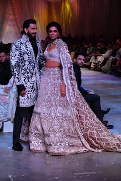 Fashion Show: తొలిసారి భార్యభర్తలుగా ర్యాంప్ వాక్ చేసిన ర‌ణ్‌వీర్ సింగ్‌, దీపికా పదుకోన్