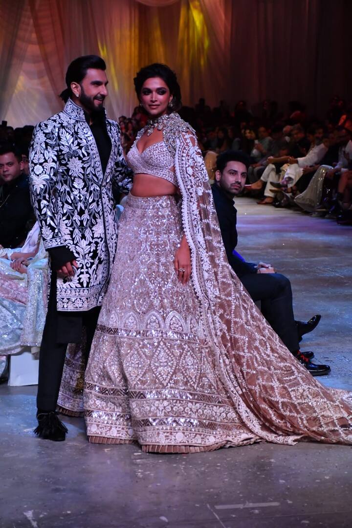 ముంబయిలో జరిగిన ఫ్యాషన్ షోలో మెరిసిన బాలీవుడ్ క్యూట్ కపుల్ ర‌ణ్‌వీర్ సింగ్‌,  దీపికా పదుకోన్.