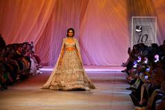 Entertainment News: Ramp-এ ঝড় তুললেন রণবীর-দীপিকা, দেখুন ছবি