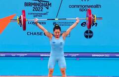 Chanu Wins Gold: সোনা জয়ের পথে ২০১ কেজি ওজন তুলে তাক লাগালেন চানু