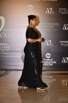 Vidya Balan In Black Sequins Saree. Check Out Pics