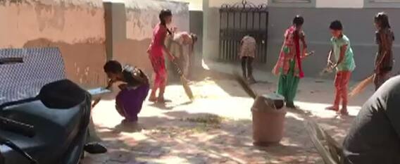 રાજકોટની સરકારી શાળામાં વિદ્યાર્થીઓ પાસે કરાવાયું પટાવાળાનું કામ, જોઈ લો આ વીડિયો