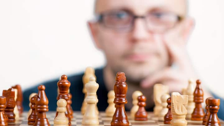 Chess Benefits On Mind: শরীরের কসরত নিয়ে অনেক কথাই শোনা যায়। কিন্তু মনের কসরত? এ ব্যাপারে দুরন্ত কাজে দেয় দাবাখেলা।