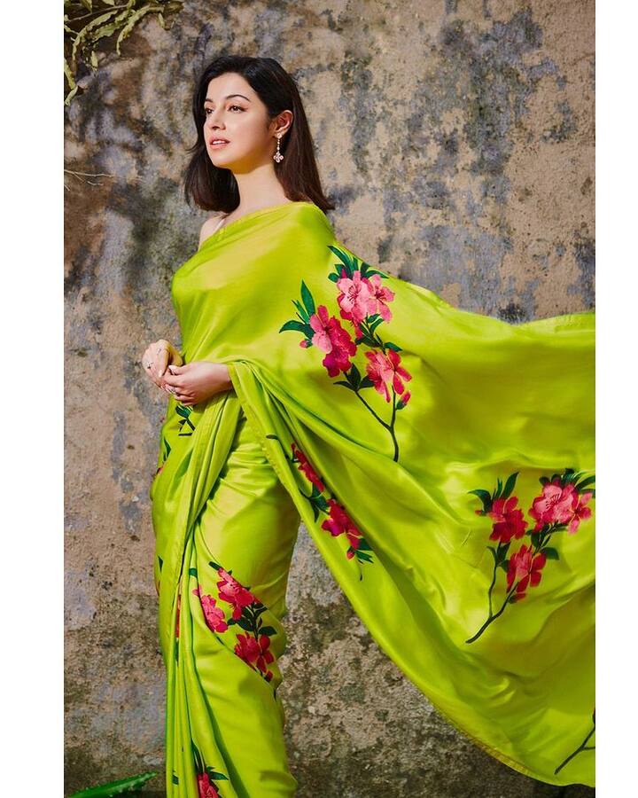 દિવ્યા ખોસલા સોશિયલ મીડિયા પર ઘણી એક્ટિવ રહે છે. તેણે ગ્રીન સાડીમાં તેની ખૂબ જ સુંદર તસવીરો શેર કરી છે.