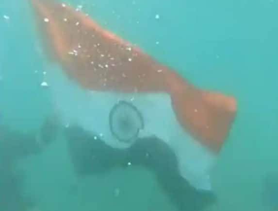 indian coast guard hoisted flag under sea as part of har ghar tiranga campaign Har Ghar Tiranga Campaign : समुद्रामध्ये फडकवला तिरंगा, 'हर घर तिरंगा' अभियानाला चालना