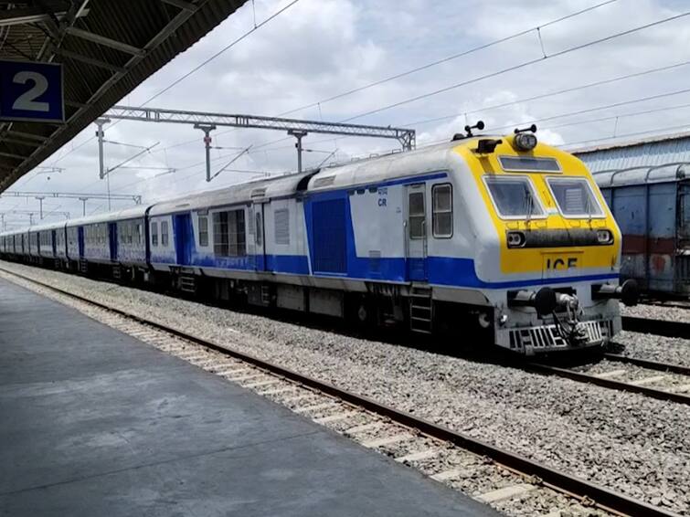 Ahmednagar news update Ahmednagar Ashti Railway with 10 coaches lying at Ahmednagar railway station  Ahmednagar : मार्ग झाला, चाचणी झाली, पण उद्घाटना अभावी दहा कोटींची रेल्वे धूळखात पडून 