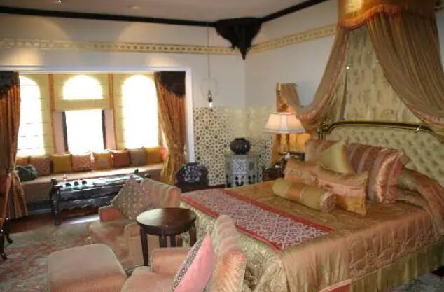 या राजवाड्यामध्ये अनेक आलिशान सूट, संगमरवरी कॉरिडॉर, मोठे हवेशीर व्हरांडे आणि मोठे बगीचे आहेत. हॉटेलमध्ये एक मोठा स्विमिंग पूल देखील आहे.