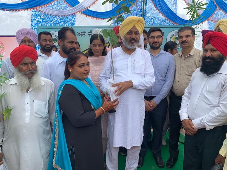 Shaheed-e-Azam S. in Dirba Constituency by Finance Minister Harpal Singh Cheema Bhagat Singh started the green movement ਵਿੱਤ ਮੰਤਰੀ ਹਰਪਾਲ ਸਿੰਘ ਚੀਮਾ ਵੱਲੋਂ ਦਿੜਬਾ ਹਲਕੇ ’ਚ ਸ਼ਹੀਦ-ਏ-ਆਜ਼ਮ ਸ. ਭਗਤ ਸਿੰਘ ਹਰਿਆਵਲ ਲਹਿਰ ਦੀ ਸ਼ੁਰੂਆਤ