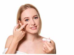 Health Tips : आंखों को नुकसान पहुंचा सकता है कॉन्टेक्ट लेंस, हो सकती हैं ये समस्याएं