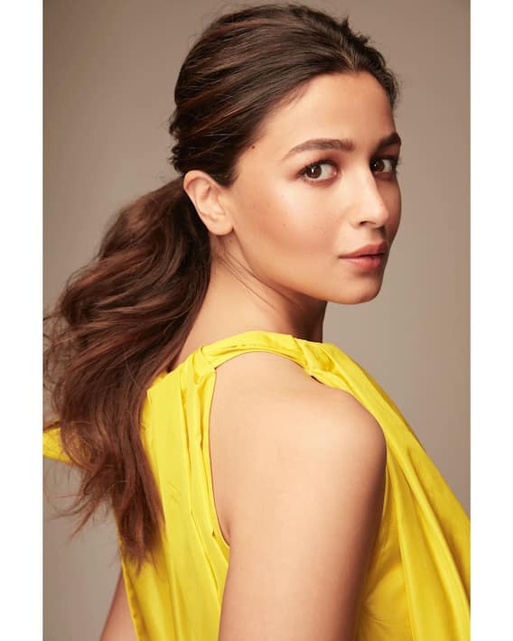 Alia Bhatt Pics: माथे पर बिंदी, कानों में झुमका....आलिया भट्ट ने ब्लैक सूट में फैंस को बनाया दीवाना