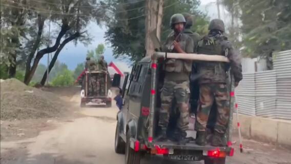 जम्मू कश्मीर के बारामूला में सुरक्षाबलों ने दो आतंकियों को घेरा