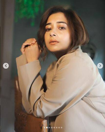 ਇਨ੍ਹਾਂ ਤਸਵੀਰਾਂ 'ਚ ਟੀਨਾ ਦੱਤਾ ਨੇ ਗ੍ਰੇ ਕਲਰ ਦਾ ਕੋਟ ਅਤੇ ਪੈਂਟ ਪਾਈ ਹੋਈ ਹੈ। ਇਸ ਦੇ ਨਾਲ ਹੀ ਅਦਾਕਾਰਾ ਨੇ ਕੋਟ ਦੇ ਅੰਦਰ ਬਲੈਕ ਬਰੇਲੇਟ ਪਾਇਆ ਹੋਇਆ ਹੈ।