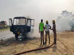 கரூரில்  திடீரென தீப்பிடித்து எரிந்த வேன் - உயிர் தப்பிய தொழிலாளர்கள்
