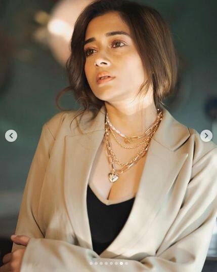 ਇਸ ਕੋਟ-ਪੈਂਟ ਨੂੰ ਪਹਿਨ ਕੇ ਟੀਨਾ ਦੱਤਾ ਨੇ ਕੈਮਰੇ ਦੇ ਸਾਹਮਣੇ ਆਪਣੇ ਆਪ ਨੂੰ ਇਸ ਤਰ੍ਹਾਂ ਦਿਖਾਇਆ ਹੈ ਕਿ ਫੋਟੋਆਂ ਸੋਸ਼ਲ ਮੀਡੀਆ 'ਤੇ ਅੱਗ ਲਗਾ ਰਹੀਆਂ ਹਨ। ਇਨ੍ਹਾਂ ਤਸਵੀਰਾਂ 'ਚ ਟੀਨਾ ਕੈਮਰੇ ਦੇ ਸਾਹਮਣੇ ਕੋਟ ਦਾ ਬਟਨ ਖੋਲ੍ਹ ਕੇ ਬਰੇਲੇਟ ਫਲਾਂਟ ਕਰਦੀ ਨਜ਼ਰ ਆ ਰਹੀ ਹੈ।