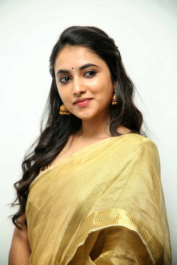 இவள் பூமிக்கே ஒரு மாதிரி...