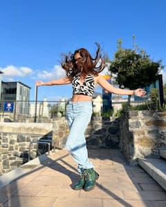 Rubina Dilaik Pics: क्रॉप टॉप और डेनिम जीन्स में रुबीना दिलैक का ग्लैमरस लुक उड़ा देगा होश, फोटो देख फैंस भी हुए मदहोश