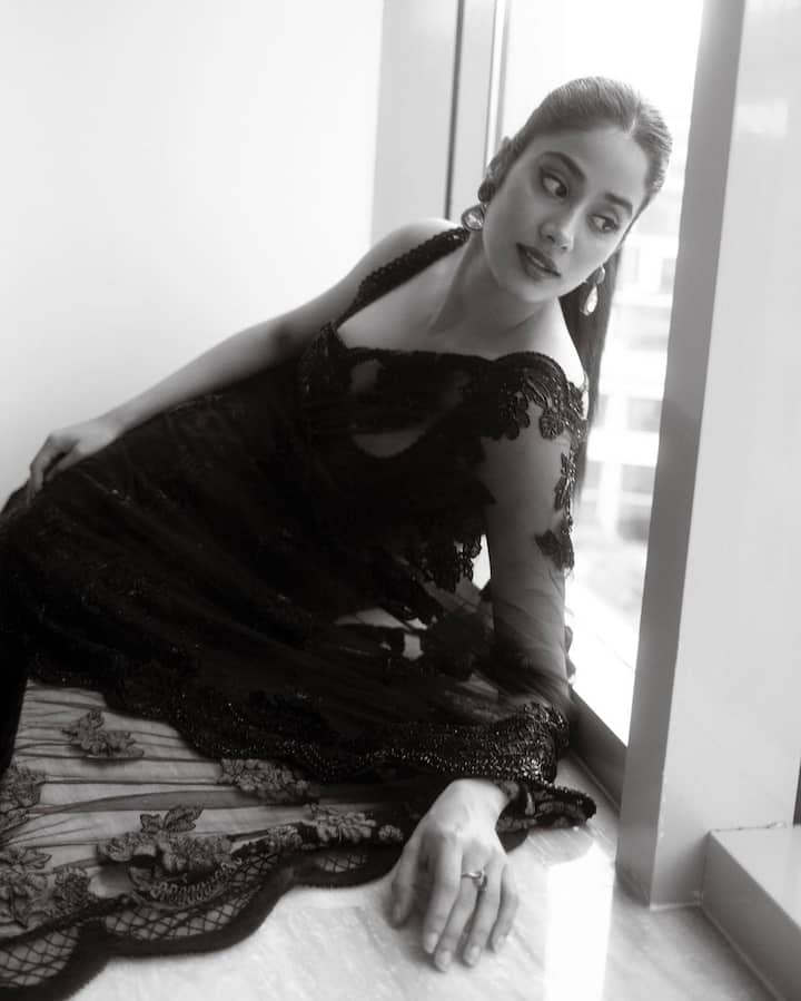 Janhvi Kapoor Photos : બોલીવૂડ અભિનેત્રી જાહ્નવી કપૂર તેની ફિલ્મો કરતાં સોશિયલ મીડિયા પર તેના લૂક અને પોસ્ટને કારણે વધુ ચર્ચામાં રહે છે.