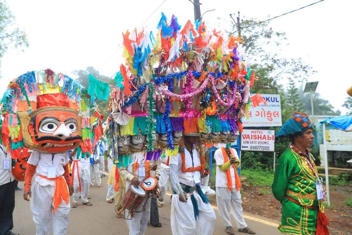 Nashik News : गुजरात टुरिझम (Gujrat) आयोजित सापुतारा फेस्टिवलमध्ये (Saputara Festival) सुरगाणा (Surgana) तालुक्यातील आदिवासी लोककला (Trible Culture) पथकांनी रंगमंच गाजविला.