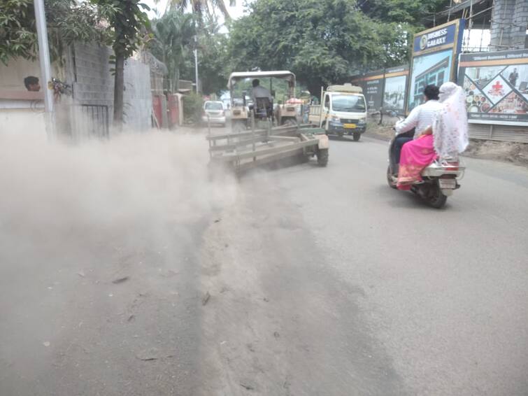 Maharashtra News Dust on the roads of Nashik causes problems for motorists Nashik News :  नाशिककर खड्ड्यातून फुफाट्यात, रस्त्यांवरील खड्ड्यानंतर वाहनचालक धुळीने हैराण