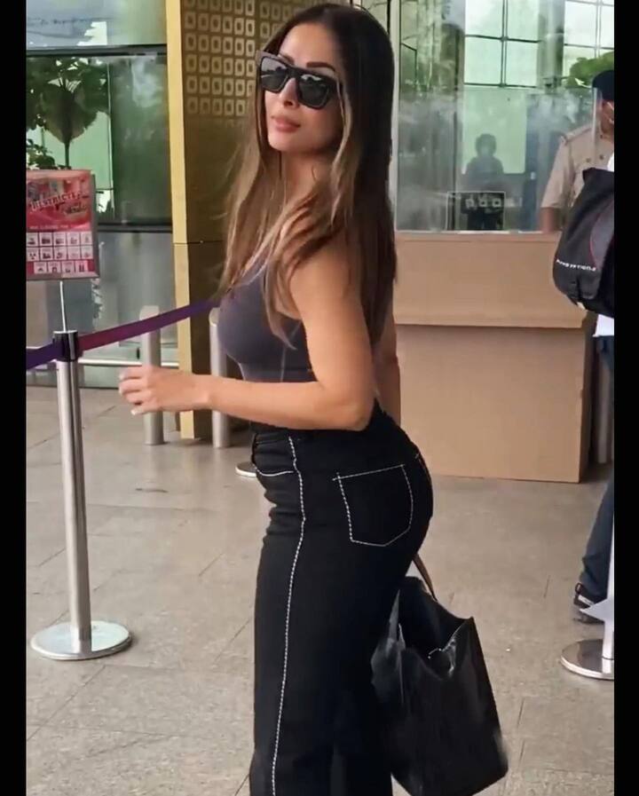 આ દરમિયાન મલાઈકાએ ટી શર્ટ અને જિન્સ પહેર્યું હતું. મલાઈકા ખૂબ જ હોટ અંદાજમાં જોવા મળી હતી.