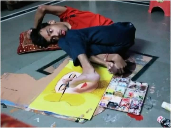 MP PM Narendra Modi admires skills of Divyang Ayush Ambitabh Amitabh Bachchan also met ANN Painter Ayush Kundal : मध्य प्रदेश का दिव्यांग चित्रकार जो पैरों से बनाता है अद्भुत पेंटिंग, प्रधानमंत्री नरेंद्र मोदी भी हैं उसके मुरीद