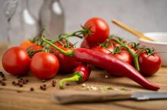 Benefits Of Chili: রক্তাল্পতা থেকে হার্টের অসুখ, একাধিক সমাধান কাঁচা লঙ্কায়