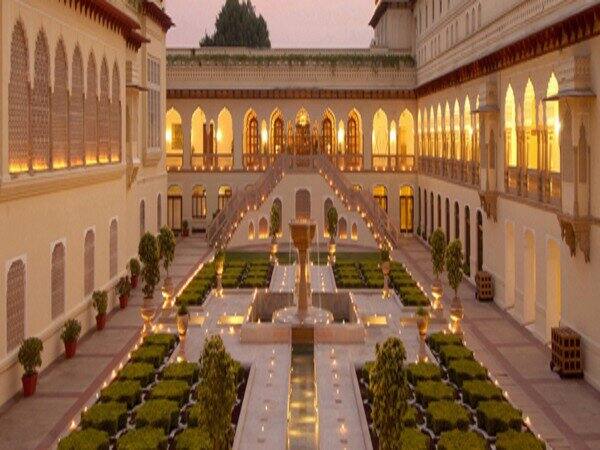 Jaipur Rambagh Palace: राजस्थान (Rajasthan) की राजधानी जयपुर (Jaipur) की खूबसूरती दुनियाभर में फेमस है. यहां घूमने के लिए कई ऐतिहासिक स्थल है. जहां साल भर पर्ययकों की भीड़ लग रहती हैं. लेकिन आज हम आपको यहां के उस लग्जरी होटल की सैर करवाने जा रहा है जो जयपुर की शान कहलाता है. हम बात कर रहे हैं आलीशान रामबाग पैलेस (Rambagh Palace) की जो बेहतरीन महलों में से एक है. बता दें कि प्रतिष्ठित ट्रैवल प्लस लेजर इंडियाज बेस्ट अवॉर्ड्स 2021 में इसे बेस्ट लग्जरी होटल का खिताब मिला है. ये अवॉर्ड इस मैगजीन के रीडर्स के वोटों के आधार पर हर साल दिया जाता है. देखिए रामबाग पैलेस होटल की खूबसूरत तस्वीरें..
