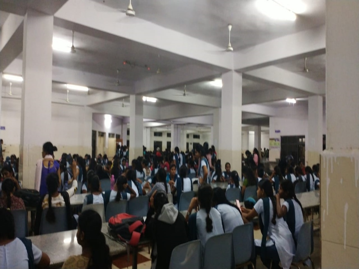 Nirmal District Basara IIIT Students Protest Again Not Take Action On Mess  Members Dnn | Basara IIIT Students Protest : బాసర ట్రిపుల్ ఐటీలో మళ్లీ  టెన్షన్, మెస్ లలో బైఠాయించిన విద్యార్థులు